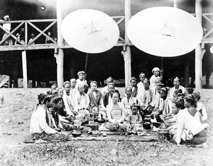 Esposa e hijo de Sawbwa, Wuntho, Birmania, c.1890